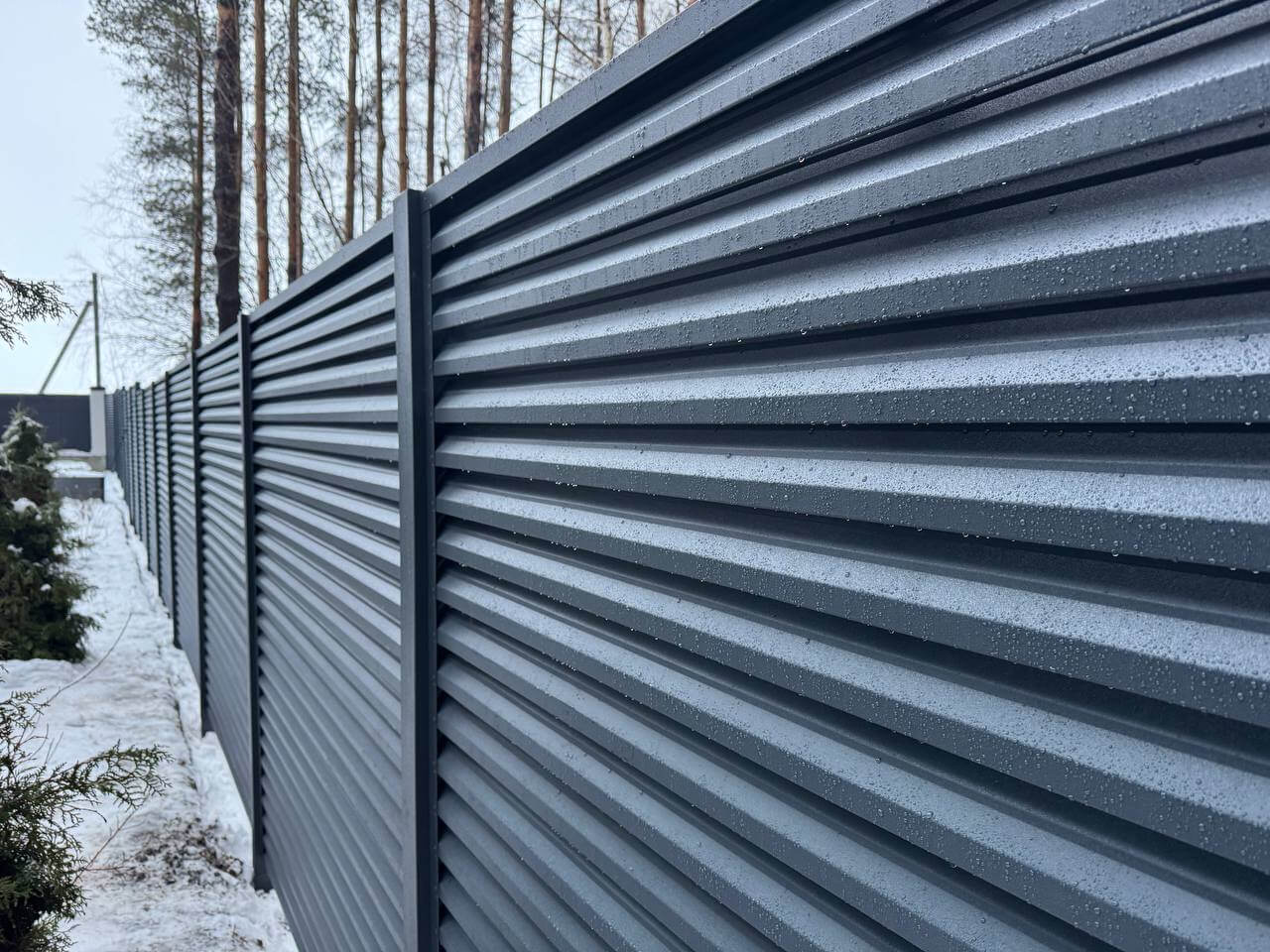 Забор-жалюзи из ламелей ЭКО-Z-US 54м RAL7024/7024 Серый Графит двусторонний МАТТЕ фото 2 в Туркестане