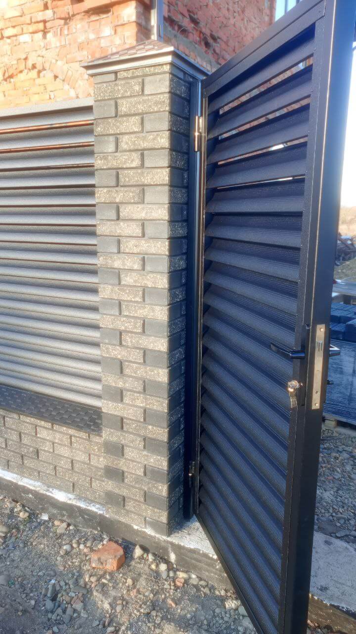Забор-жалюзи из ламелей Еврожалюзи 24м RAL9005 Черный МАТТЕ фото 6 в Туркестане