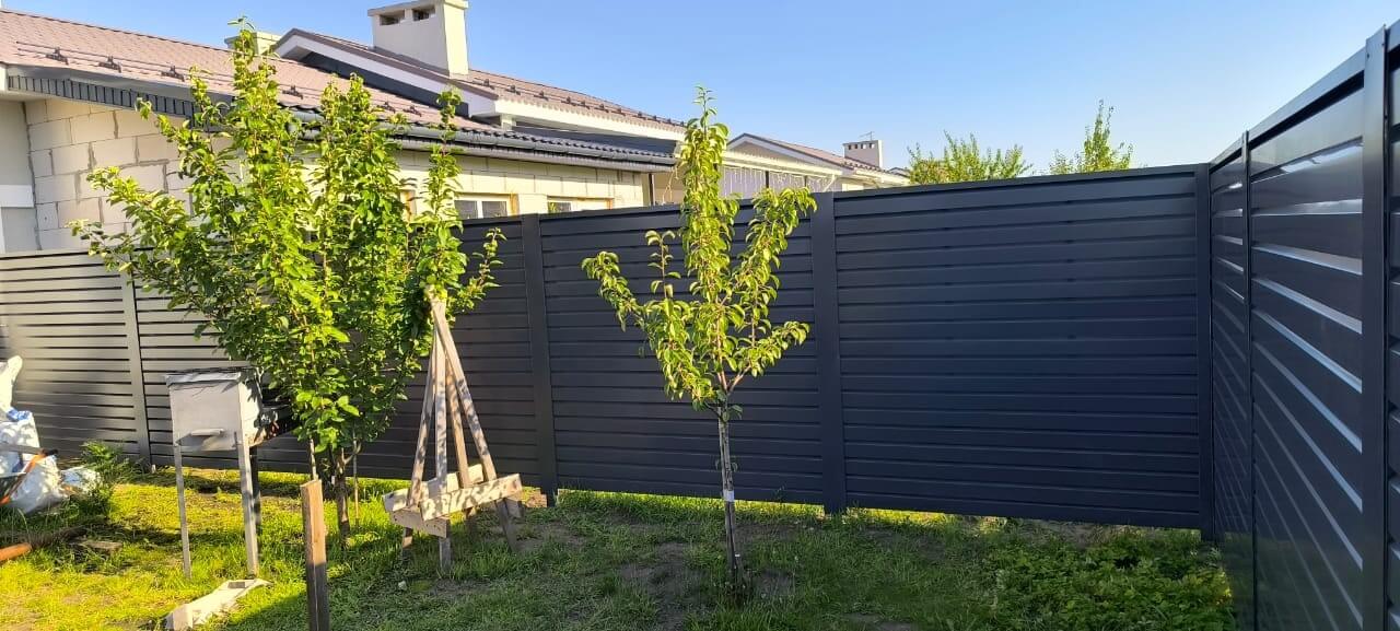 Забор-жалюзи из ламелей Хай-Тек 62м RAL7024/7024 Серый Графит двусторонний фото 4 в Туркестане