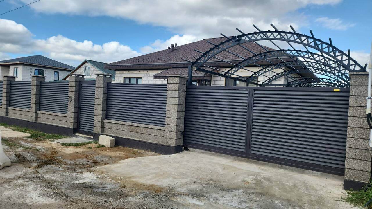 Забор-жалюзи из ламелей Реснички 27м RAL8019/8019 Темный Шоколад двусторонний МАТТЕ фото 2 в Туркестане