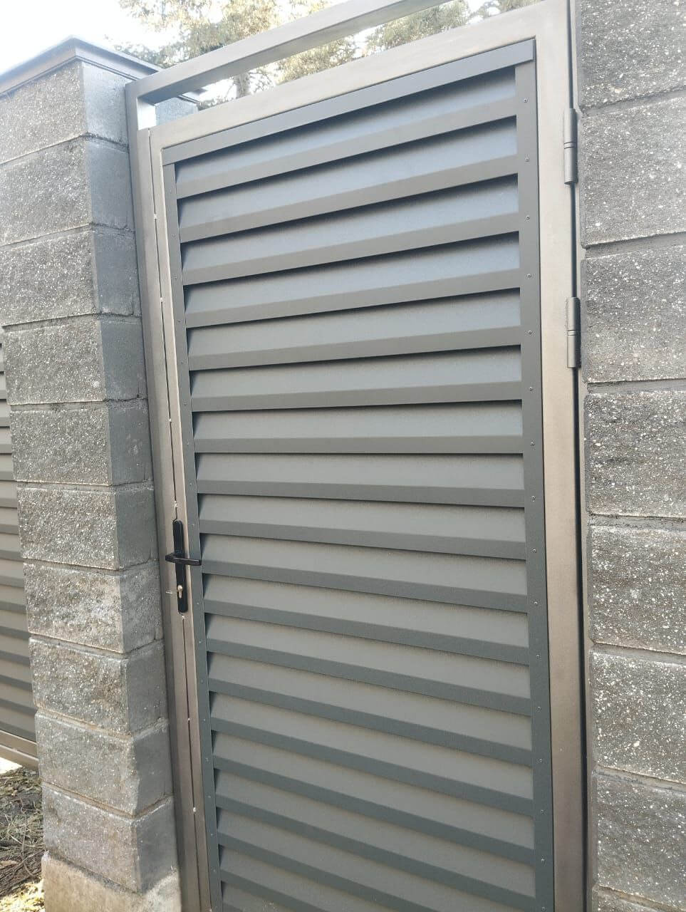 Откатные ворота с калиткой из ламелей Реснички RAL7024/7024 Серый Графит двусторонний МАТТЕ фото 2 в Туркестане