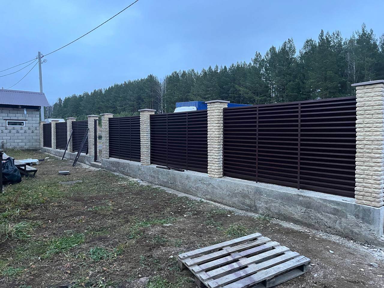 Забор-жалюзи из ламелей ЭКО-Z 18м RAL8017/8017 Шоколад двусторонний фото 3 в Туркестане