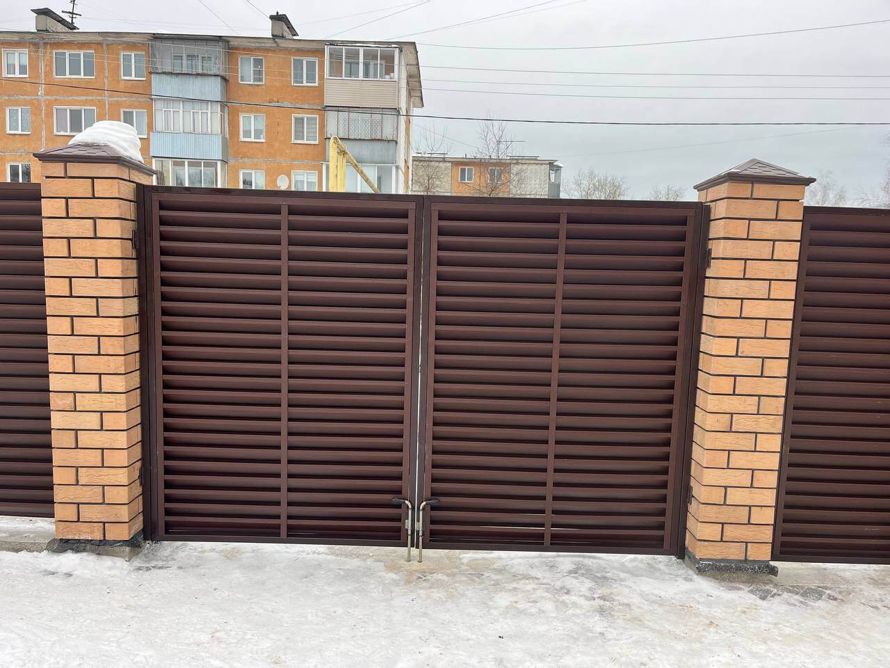 Забор-жалюзи из ламелей ЭКО-Z 87м RAL8017/8017 Шоколад двусторонний МАТТЕ фото 9 в Туркестане