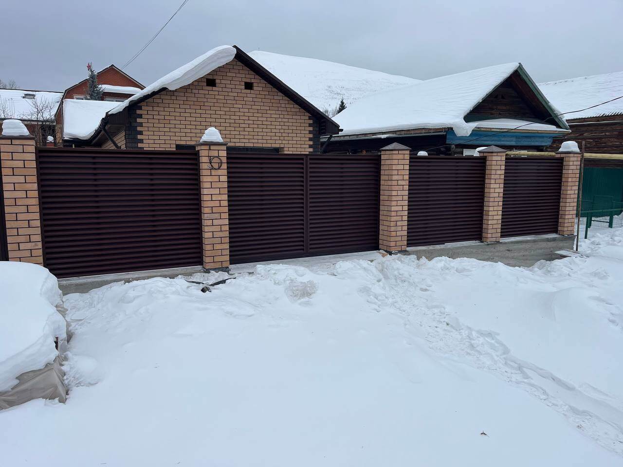 Забор-жалюзи из ламелей ЭКО-Z 87м RAL8017/8017 Шоколад двусторонний МАТТЕ фото 3 в Туркестане