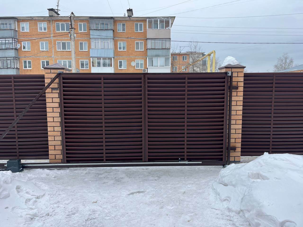Забор-жалюзи из ламелей ЭКО-Z 87м RAL8017/8017 Шоколад двусторонний МАТТЕ фото 10 в Туркестане