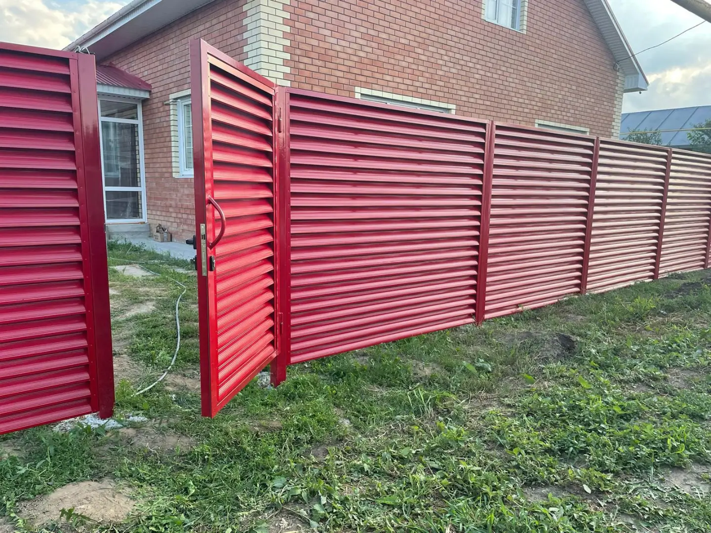 Забор-жалюзи из ламелей Еврожалюзи 24м RAL3003 Рубин фото 6 в Туркестане
