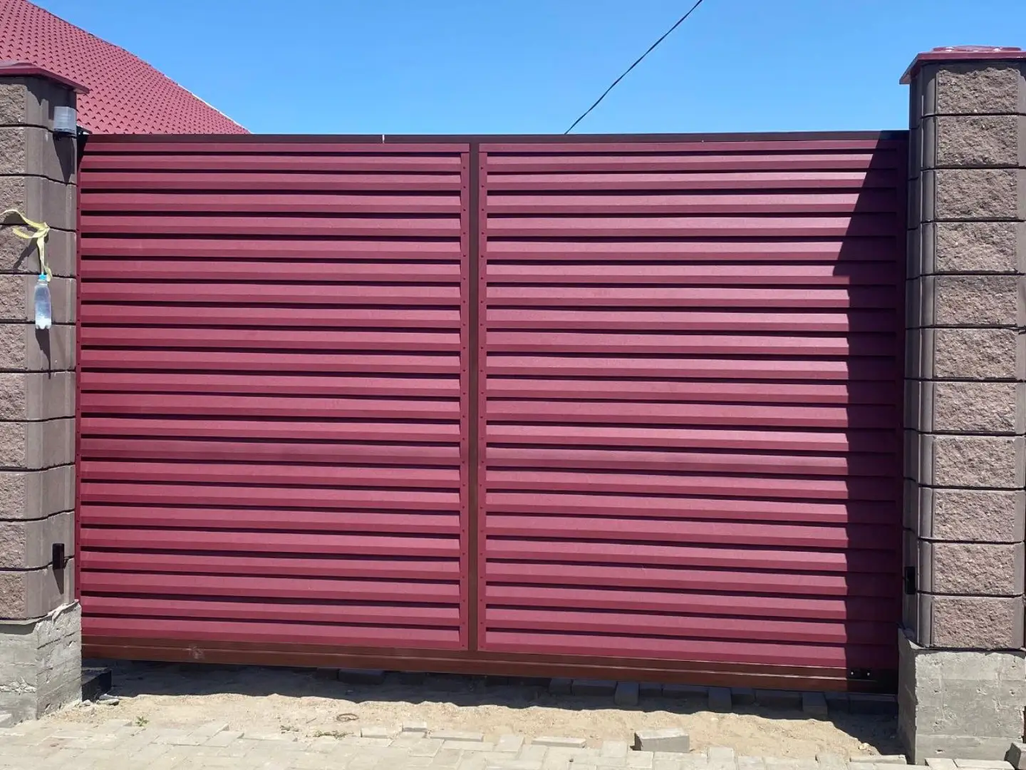 Входная группа из ламелей Реснички RAL3005 Красное Вино Rooftop Бархат фото 1 в Туркестане