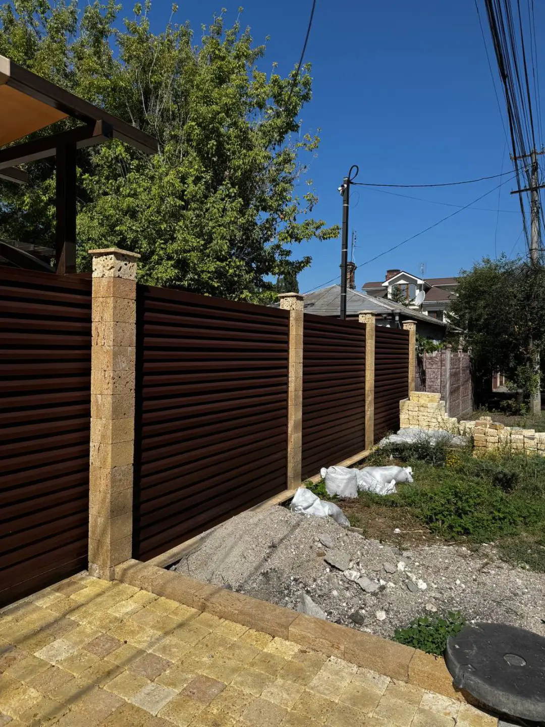 Забор-жалюзи из ламелей Реснички 12м RAL8017 Шоколад МАТТЕ фото 6 в Туркестане