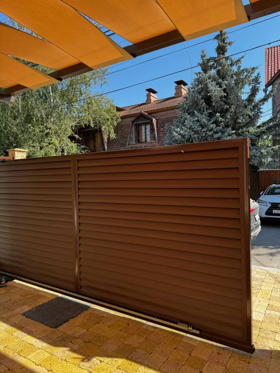 Забор-жалюзи из ламелей Реснички 12м RAL8017 Шоколад МАТТЕ фото 3 в Туркестане