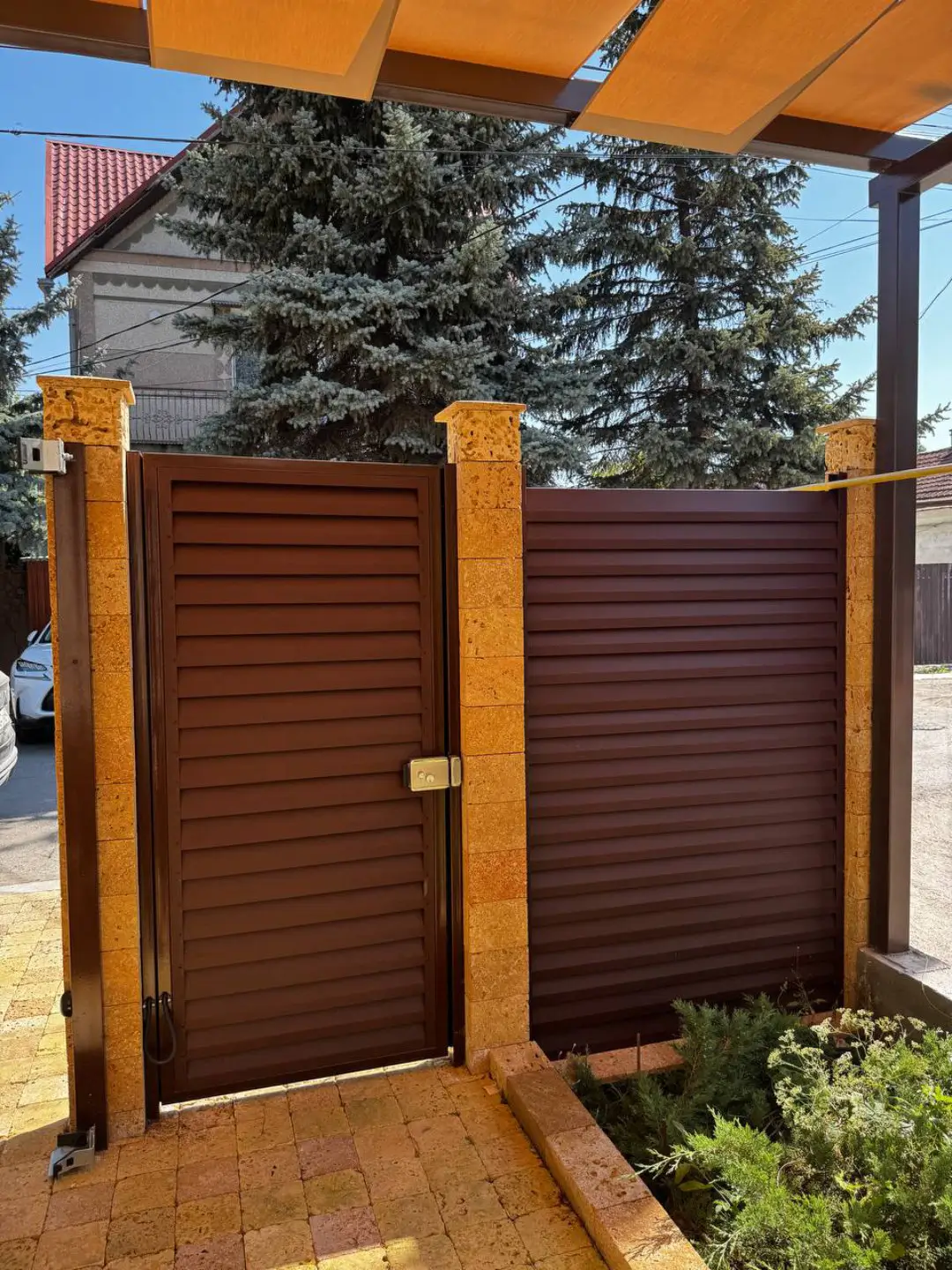 Забор-жалюзи из ламелей Реснички 12м RAL8017 Шоколад МАТТЕ фото 1 в Туркестане